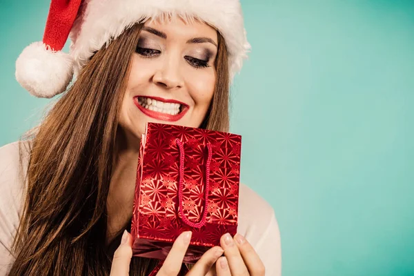 Mujer Sonriente Está Feliz Dar Regalos Navidad Mujer Con Sombrero — Foto de Stock