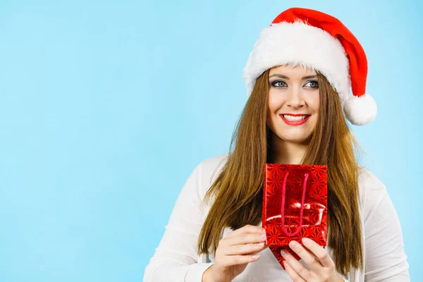 Femme Souriante Est Heureuse Donner Des Cadeaux Noël Chapeau Santa — Photo