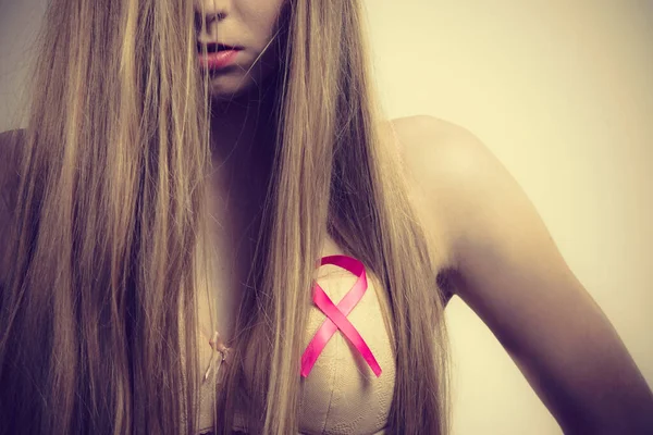 Mujer Con Cinta Rosa Pecho Tratamiento Prevención Del Cáncer Mama — Foto de Stock