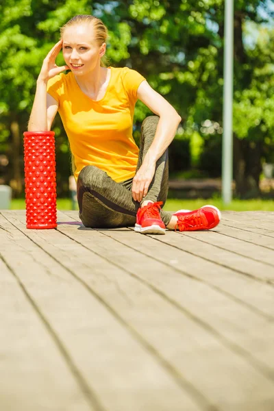 Νεαρή Γυναίκα Ασκεί Στο Πάρκο Χρησιμοποιώντας Αξεσουάρ Γυμναστηρίου Ρολό Αφρού — Φωτογραφία Αρχείου