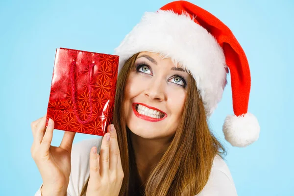 Mujer Sonriente Está Feliz Dar Regalos Navidad Mujer Con Sombrero — Foto de Stock