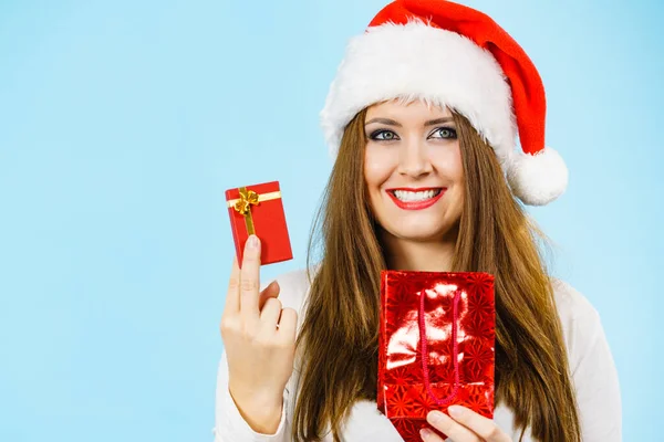 Різдвяні Подарунки Щаслива Жінка Капелюсі Санта Клауса Тримає Подарунок Червону — стокове фото
