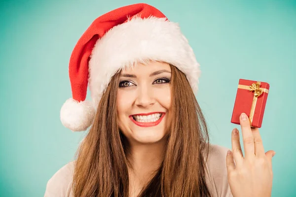 Весела Жінка Капелюсі Санта Клауса Тримає Невелику Подарункову Коробку Коштовностями — стокове фото