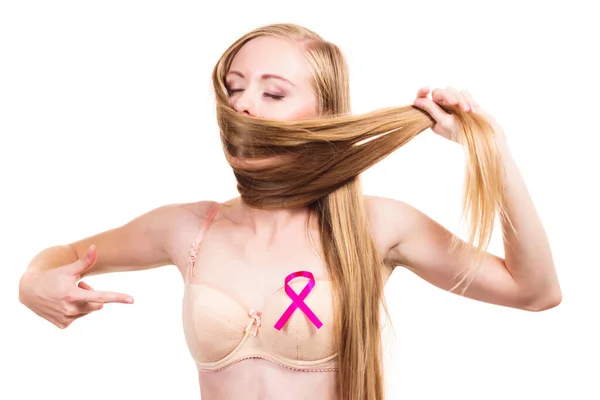 Kobieta Różową Wstążką Piersi Zakrywa Usta Długimi Włosami Młoda Kobieta — Zdjęcie stockowe