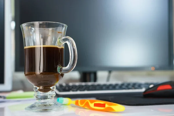 Schwarzer Dunkler Espresso Kaffee Und Zahnbürste Auf Dem Tisch Auswirkungen — Stockfoto