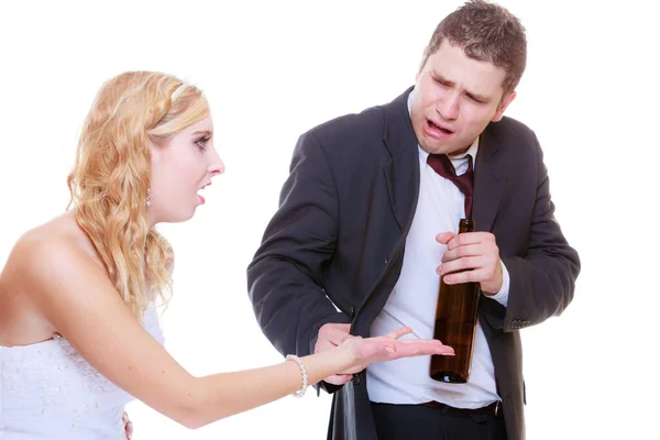 成瘾的关系 婚姻问题和麻烦的概念 新娘有论据与醉酒的新郎 — 图库照片