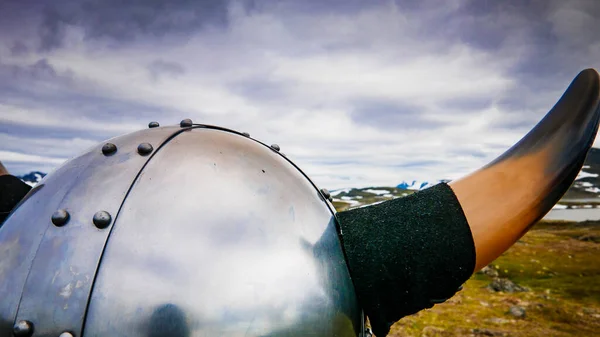 Capacete Viking Contra Paisagem Montanhas Noruega Turismo Viajando Conceito — Fotografia de Stock