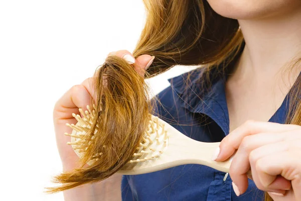 Молодая Женщина Расчесывает Длинные Здоровые Каштановые Волосы Используя Щетку — стоковое фото