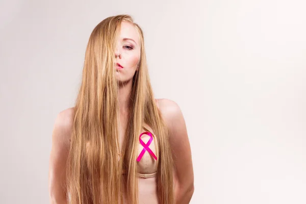 Göğsünde Pembe Kurdele Olan Bir Kadın Göğüs Kanseri Farkındalığının Uluslararası — Stok fotoğraf