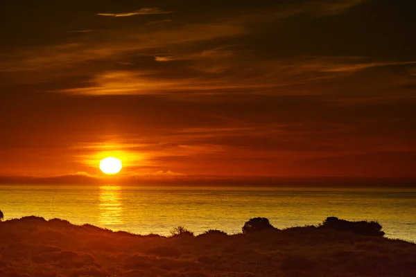 Sonnenaufgang Über Dem Meer Strahlende Sonne Unter Der Wasseroberfläche Sonne — Stockfoto