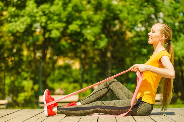 Genç Kadın Parkta Spor Yapıyor Spor Aksesuarı Direnç Bandı Kayış — Stok fotoğraf