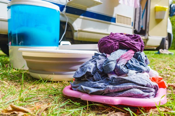 Tvättar Utomhus Husvagn Skål Med Rena Kläder Och Tvättmaskin Fungerar — Stockfoto