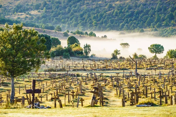 Hazy Ομιχλώδης Καιρός Νωρίς Πρωί Πάνω Από Sad Hill Νεκροταφείο — Φωτογραφία Αρχείου