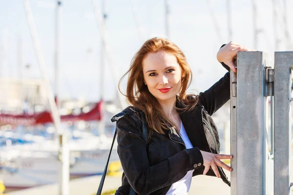 Ontspannende Vrouw Buiten Wandelen Jachthaven Vrouwelijk Genieten Van Zonnige Dag — Stockfoto