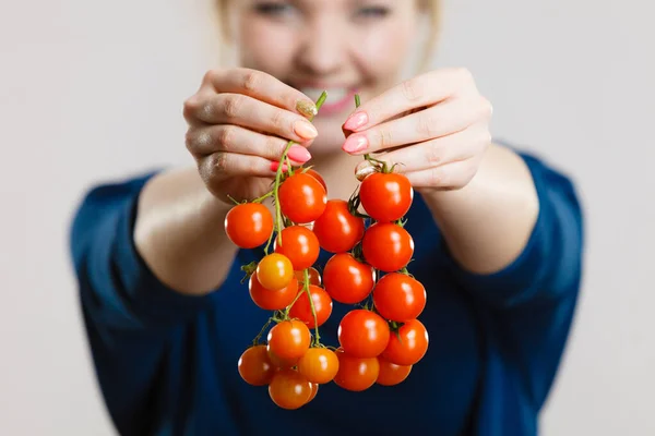 Organická Zelenina Pojetí Potravin Šťastná Pozitivní Usmívající Žena Drží Čerstvé — Stock fotografie