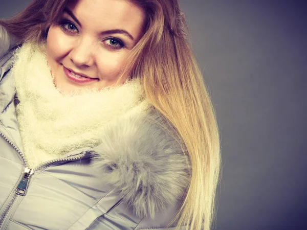 Saisonale Mode Kleidung Und Bekleidungskonzept Frau Trägt Leichten Winter Warmen — Stockfoto