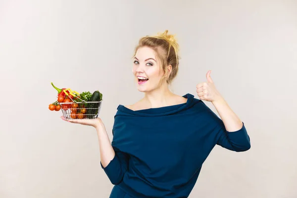 Kauf Gesunde Ernährung Ernährungskonzept Frau Mit Viel Gemüse Kleinem Einkaufswagen — Stockfoto