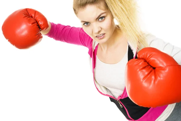 Sportieve Vertrouwen Vrouw Dragen Rode Bokshandschoenen Vechten Studio Opname Witte — Stockfoto