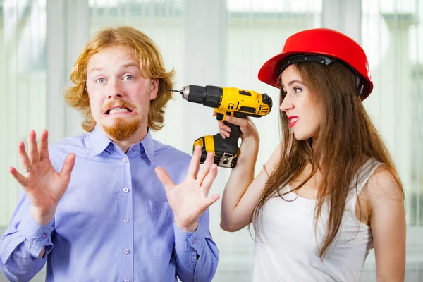 Mulher Segurando Broca Prestes Fazer Renovação Casa Cara Engraçado Homem — Fotografia de Stock