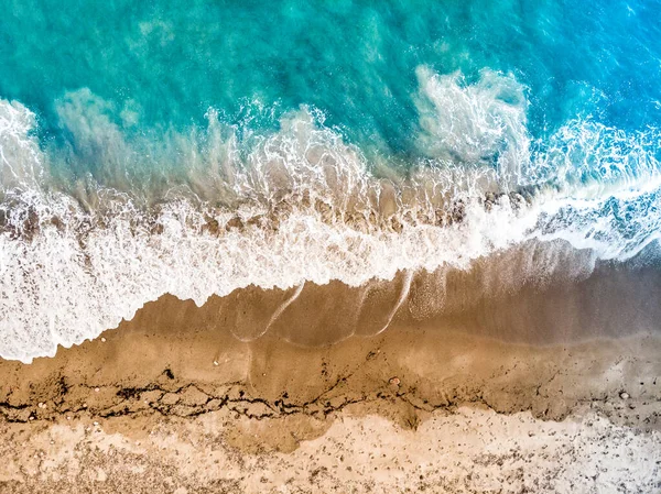 Πάνω Προς Κάτω Θαλάσσια Κύματα Και Αμμουδιά Στην Ακτή Καλοκαίρι — Φωτογραφία Αρχείου