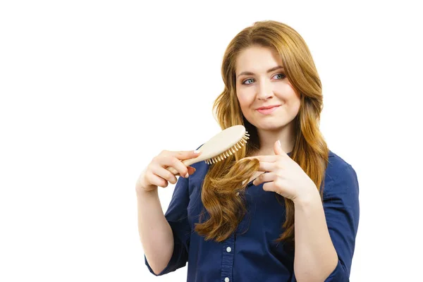 Jonge Vrouw Kammen Lang Gezond Bruin Haar Met Behulp Van — Stockfoto