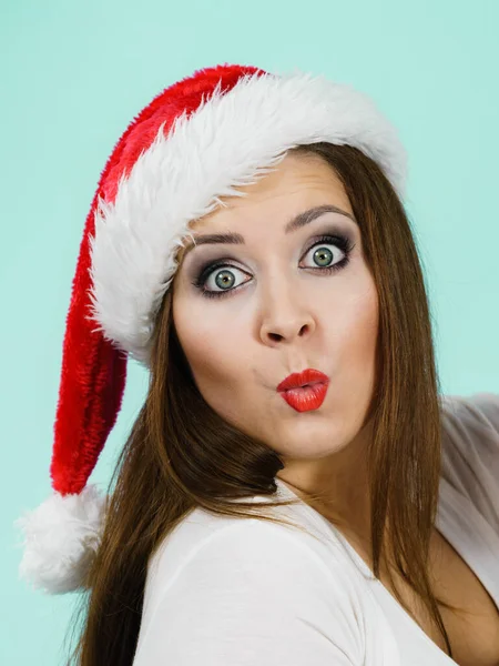 Woman Wearing Santa Claus Hat Surprised Funny Face Expression Blue — ストック写真