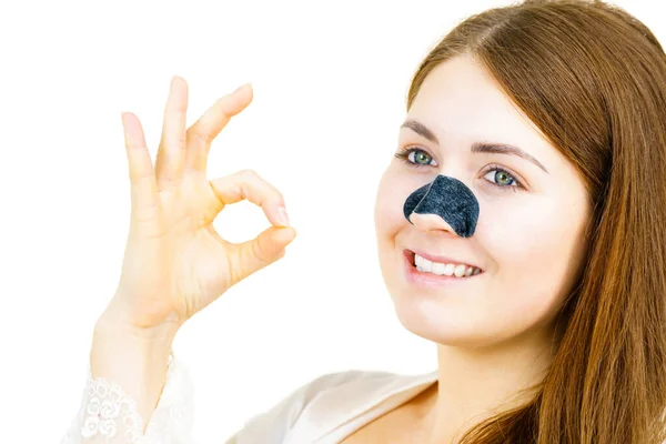 Donna Che Applica Strisce Chiare Sul Naso Utilizzando Maschera Tessile — Foto Stock