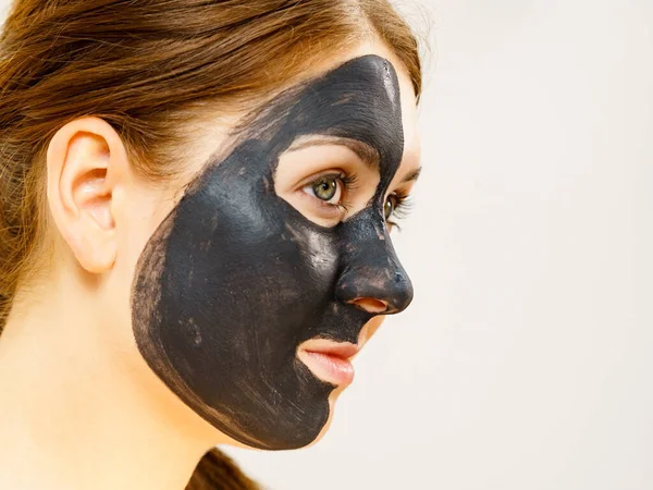 Hudvård Kvinna Med Träkol Ansiktsmask Djup Rengöring Ansiktet Skönhet Spa — Stockfoto