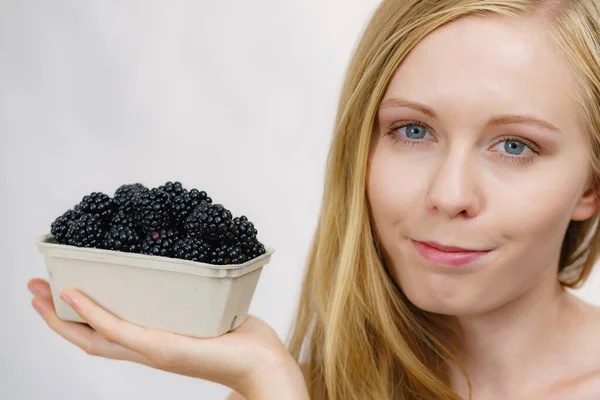 女孩拿着新鲜的黑莓水果在纸盒里 健康的季节性水果 有机营养 — 图库照片