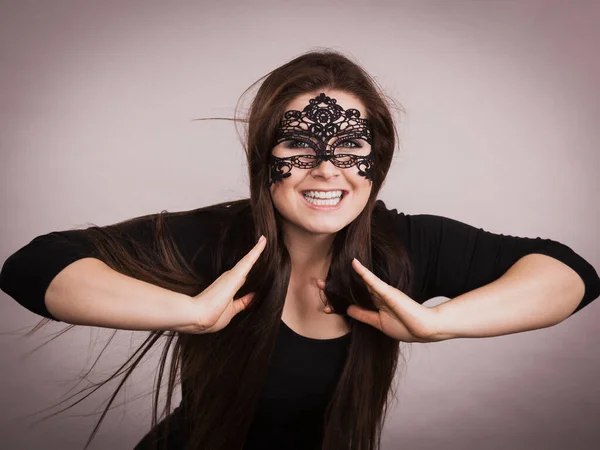 Feliz Mujer Bastante Misteriosa Con Máscara Encaje Ojo Negro Que — Foto de Stock