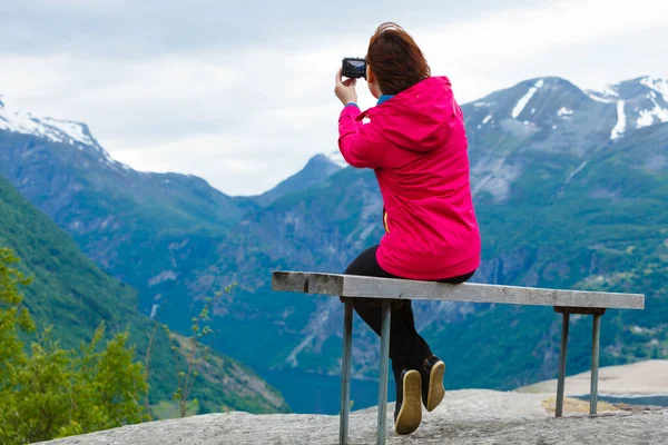 観光冒険と旅行 女性観光客ハイカー石山 カメラで写真を撮るでベンチに座っている風光明媚な景色眺めてノルウェーのスカンジナビア — ストック写真