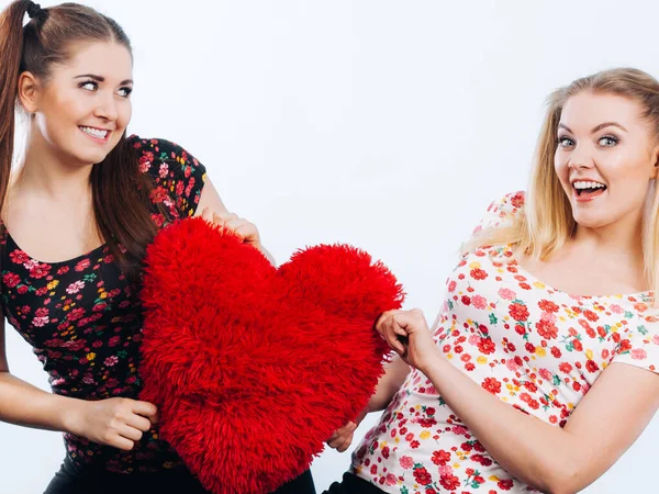 Boldog Két Tinédzser Szív Alakú Párnával Kezében Valentin Nap Ajándék — Stock Fotó