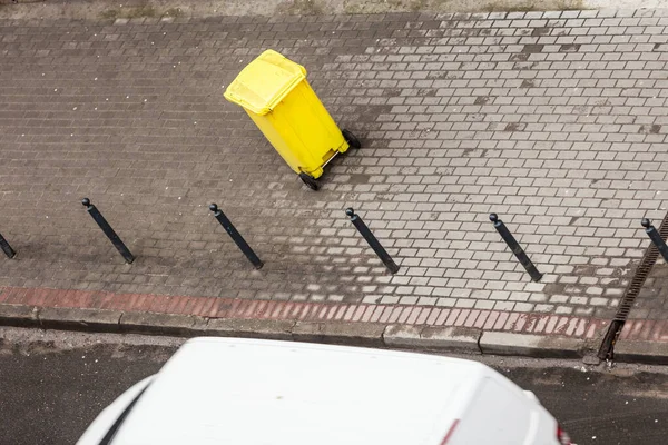 Kunststof Geel Wheely Bin Straat Buiten Vuilniswagen Wachten Bovenaanzicht — Stockfoto