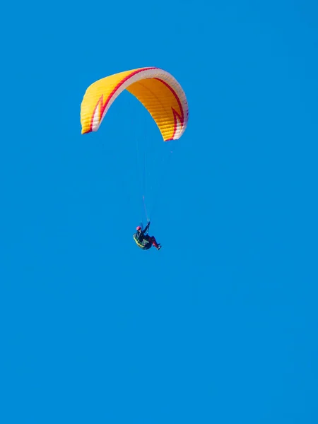 Paragliding Olağanüstü Bir Spor Mavi Gökyüzünde Uçan Paraglider Silueti — Stok fotoğraf