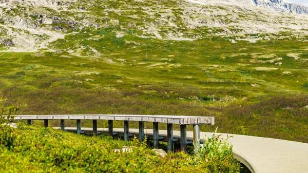 Vedahaugane休息点在道路上休息站 穿过Laerdal镇上方的高山 走在25米长的长椅上 国家旅游路线Aurlandsfjellet 挪威建筑协会 — 图库照片