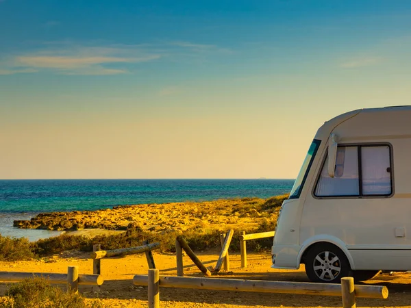 スペインの地中海沿岸でのキャンパー レクリエーション車両 自然のビーチでキャンプ モーターホームでの休暇と旅行 — ストック写真