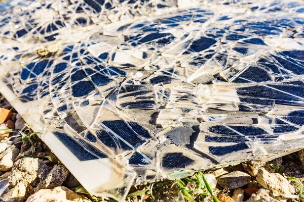 Rotto Distrutto Incrinato Pannello Solare Fotovoltaico Batterie Ricarica — Foto Stock