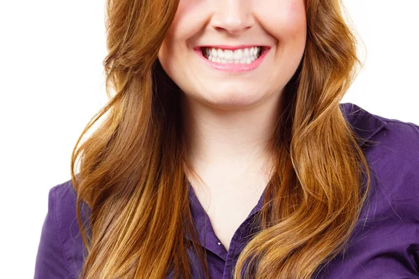 Uzun Sağlıklı Kahverengi Saçlı Gülümseyen Genç Bir Kadın — Stok fotoğraf