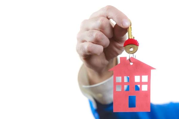 赤いホーム形状の新しい家の鍵を保持している男性の手を閉じます 不動産と住宅のコンセプト — ストック写真
