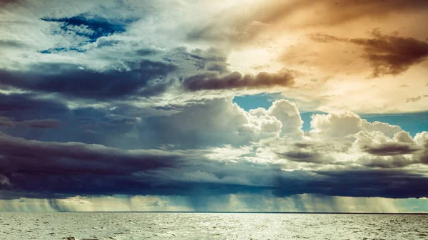 Fırtınalı Deniz Ufku Gökyüzü Doğanın Doğal Bileşimi Manzara Gemi Teknesinden — Stok fotoğraf