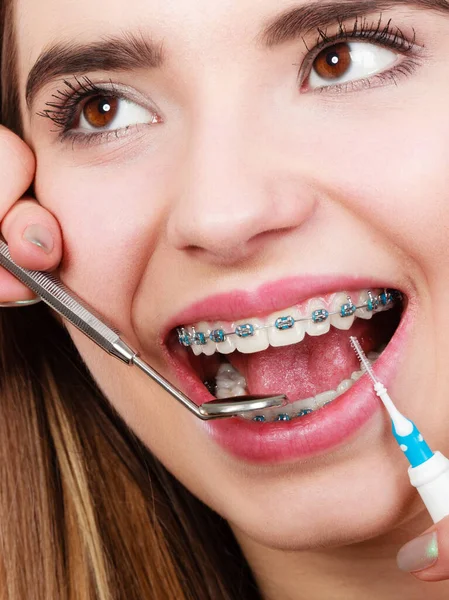 Dental Vård Stomatologi Koncept Kvinna Med Hängslen Med Tandläkarbesök Titta — Stockfoto