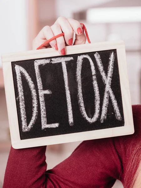 Dieta Detoksykacja Koncepcja Odchudzania Kobieta Ręka Trzymając Pokładzie Detox Znak — Zdjęcie stockowe