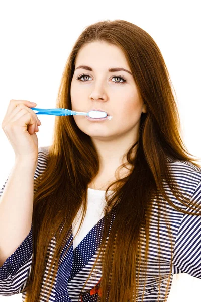 Diş Temizleme Sabahlık Fırçalama Giyen Kadın Diş Fırçası Ile Komik — Stok fotoğraf