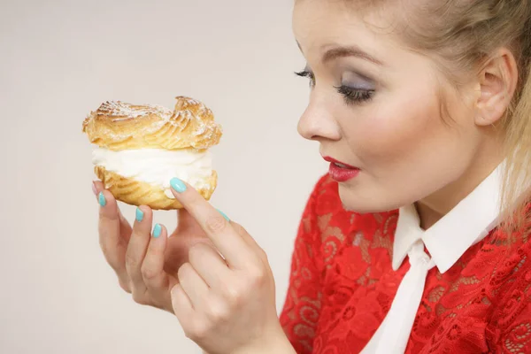 Conceito Comida Doce Felicidade Engraçado Mulher Loira Alegre Segurando Delicioso — Fotografia de Stock