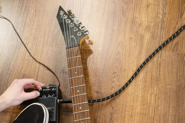 Férfi Hangszer Felállítása Gitár Audio Taposódoboz Effektusok Kábelek Zenei Stúdióban — Stock Fotó