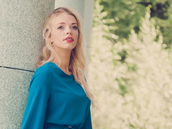 Fashionabla Kvinna Bär Blå Marin Skjorta Perfekt För Sommaren Mode — Stockfoto