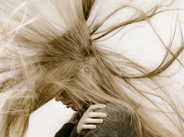 Uzun Sarı Saçlı Üzgün Kız — Stok fotoğraf