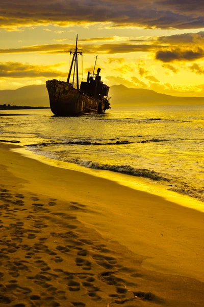 古い放棄された難破船 難破船は海岸沿いに立つ沈没船 夕日の空 — ストック写真