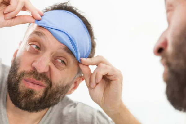 Hombre Adulto Divertido Con Máscara Frente Con Problemas Para Despertarse —  Fotos de Stock