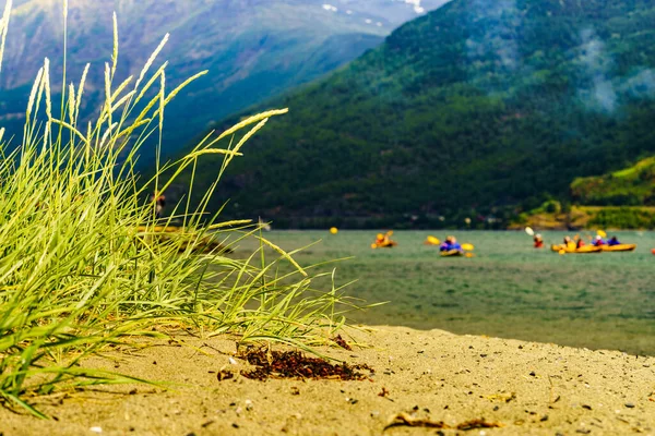 Vacaciones Concepto Estilo Vida Activo Gente Kayak Fiordo Aurlandsfjord Noruego —  Fotos de Stock